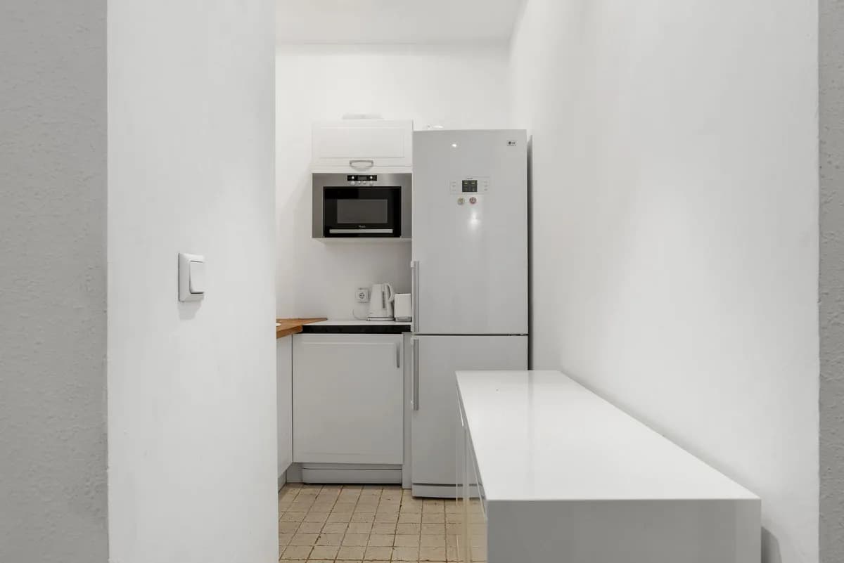 2 Bedroom Middle Floor Apartment for Sale in Puerto Banús, Málaga - Image 8