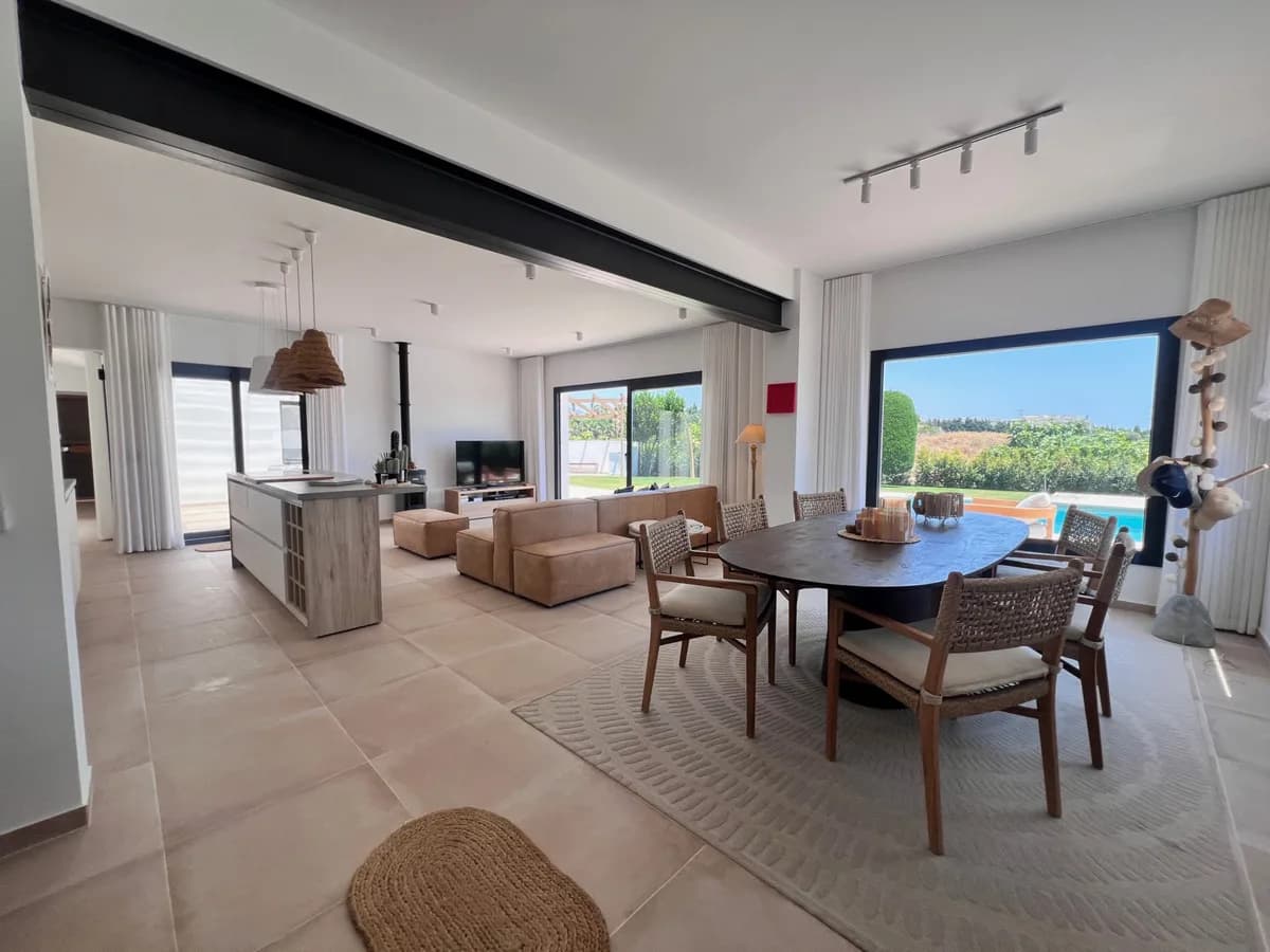 3 Bedroom Detached Villa for Sale in New Golden Mile, Málaga - Image 4