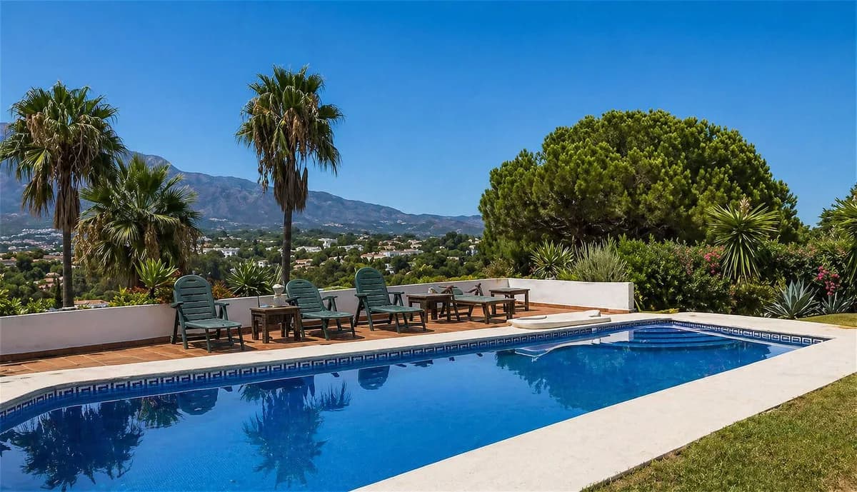 5 Bedroom Detached Villa for Sale in Nueva Andalucía, Málaga - Image 3