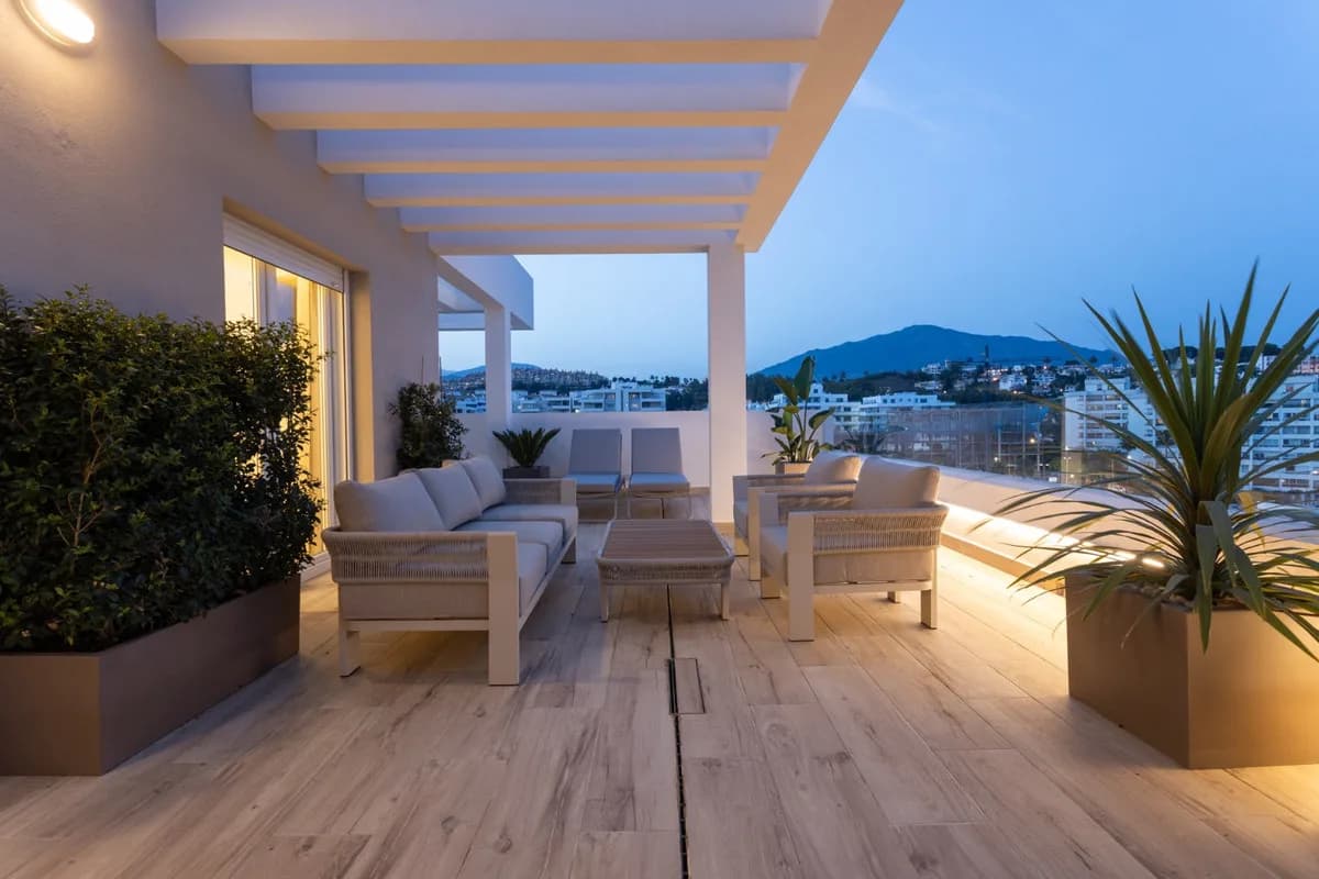 4 Bedroom Middle Floor Apartment for Sale in Nueva Andalucía, Málaga
