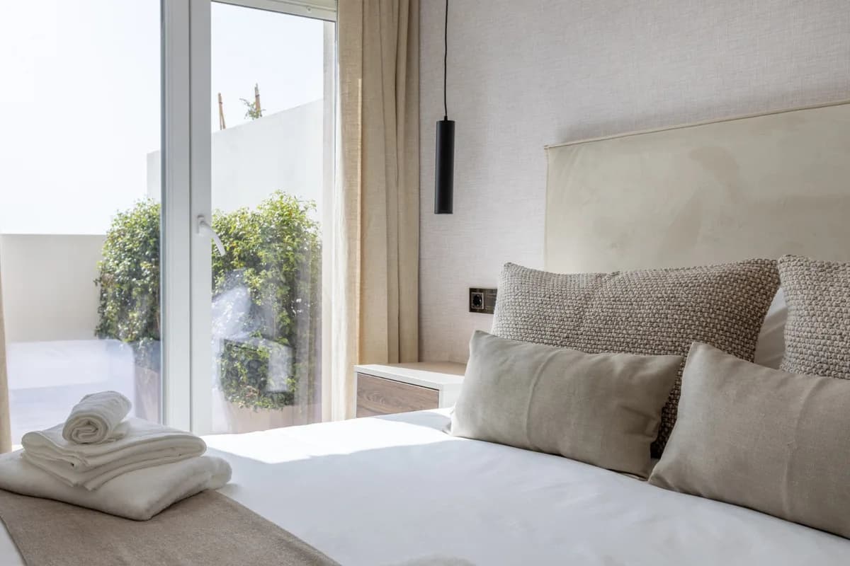 4 Bedroom Middle Floor Apartment for Sale in Nueva Andalucía, Málaga - Image 4