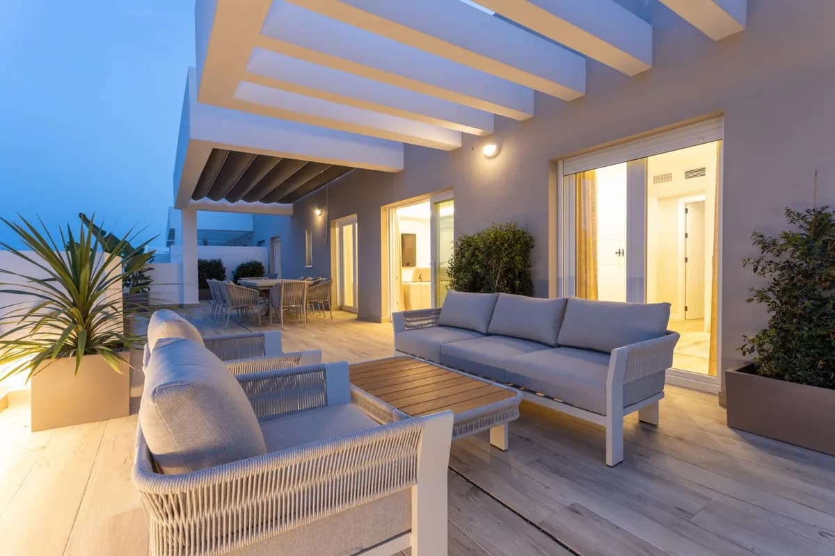4 Bedroom Middle Floor Apartment for Sale in Nueva Andalucía, Málaga - Image 5
