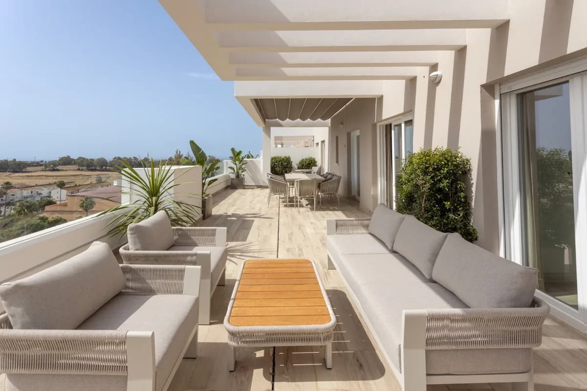 4 Bedroom Middle Floor Apartment for Sale in Nueva Andalucía, Málaga - Image 6