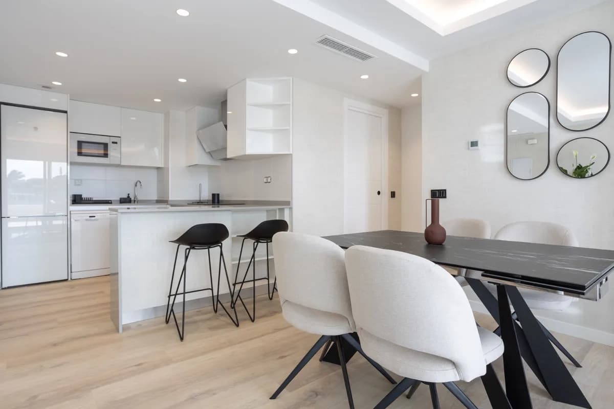 2 Bedroom Middle Floor Apartment for Sale in Nueva Andalucía, Málaga - Image 2