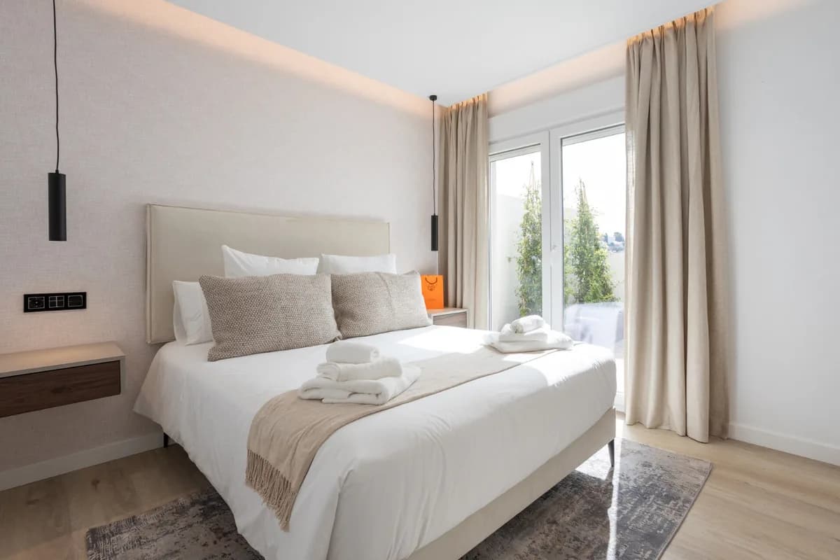 2 Bedroom Middle Floor Apartment for Sale in Nueva Andalucía, Málaga - Image 4