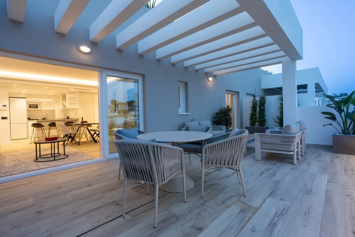 2 Bedroom Middle Floor Apartment for Sale in Nueva Andalucía, Málaga - Image 9