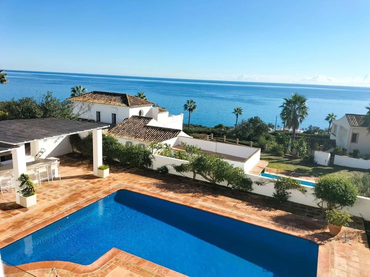 5 Bedroom Detached Villa for Sale in Manilva, Málaga - Image 2