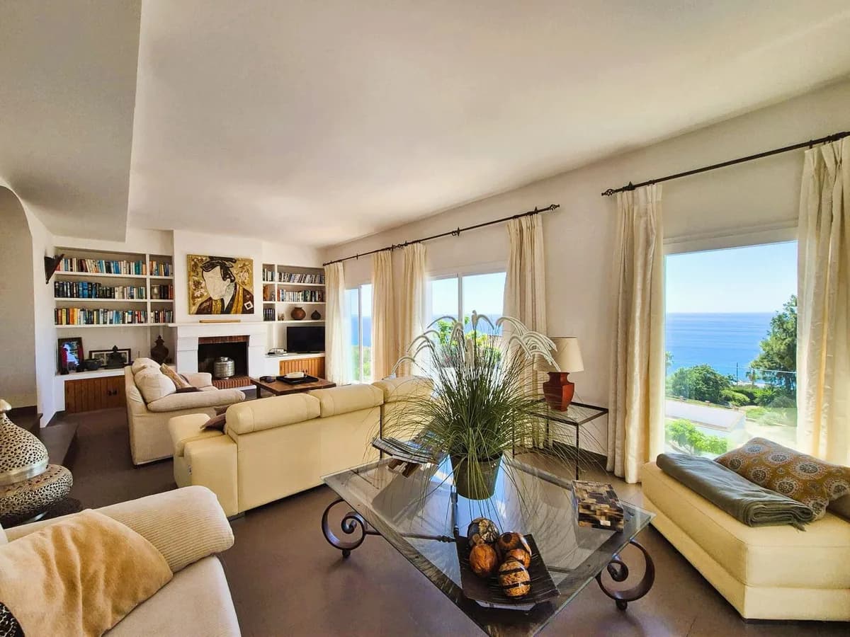 5 Bedroom Detached Villa for Sale in Manilva, Málaga - Image 3