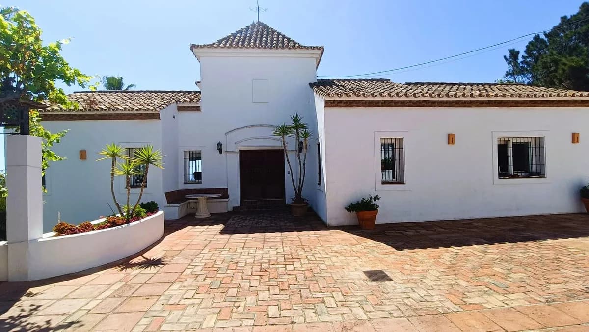 5 Bedroom Detached Villa for Sale in Manilva, Málaga - Image 4