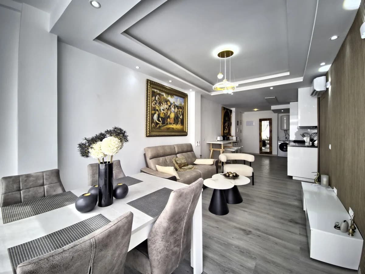 2 Bedroom Middle Floor Apartment for Sale in Marbella, Málaga - Image 3