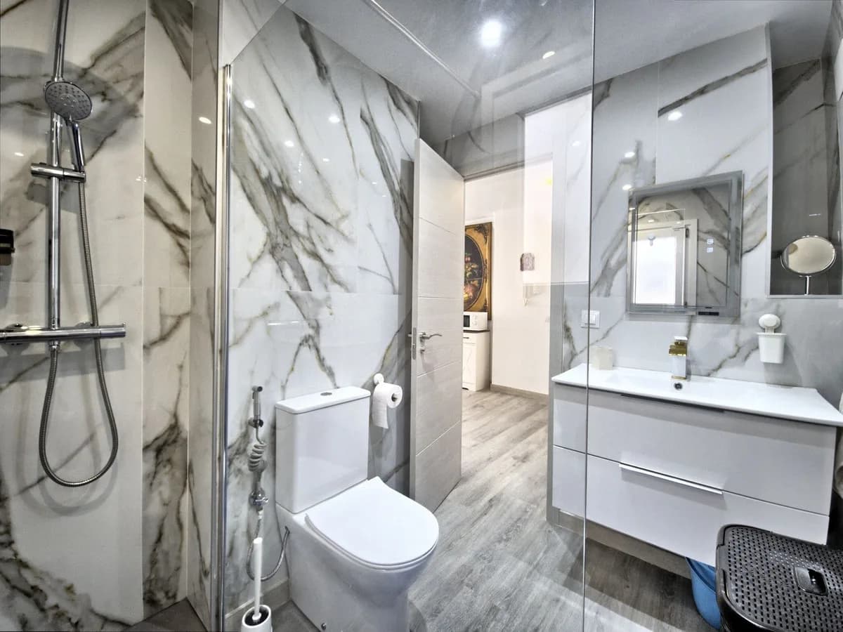 2 Bedroom Middle Floor Apartment for Sale in Marbella, Málaga - Image 5