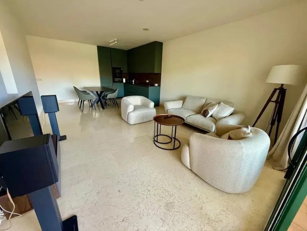3 Bedroom Middle Floor Apartment for Sale in Benahavís, Málaga - Image 2