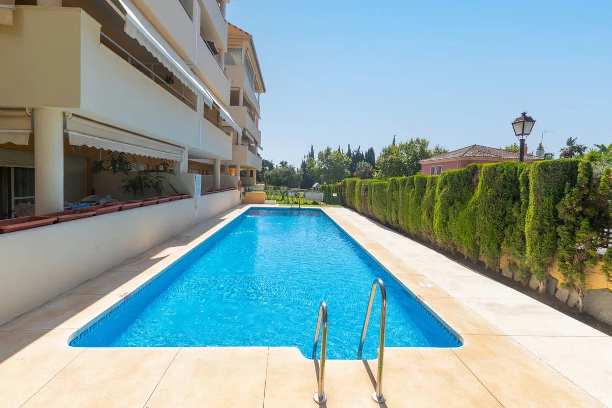 3 Bedroom Middle Floor Apartment for Sale in Elviria, Málaga