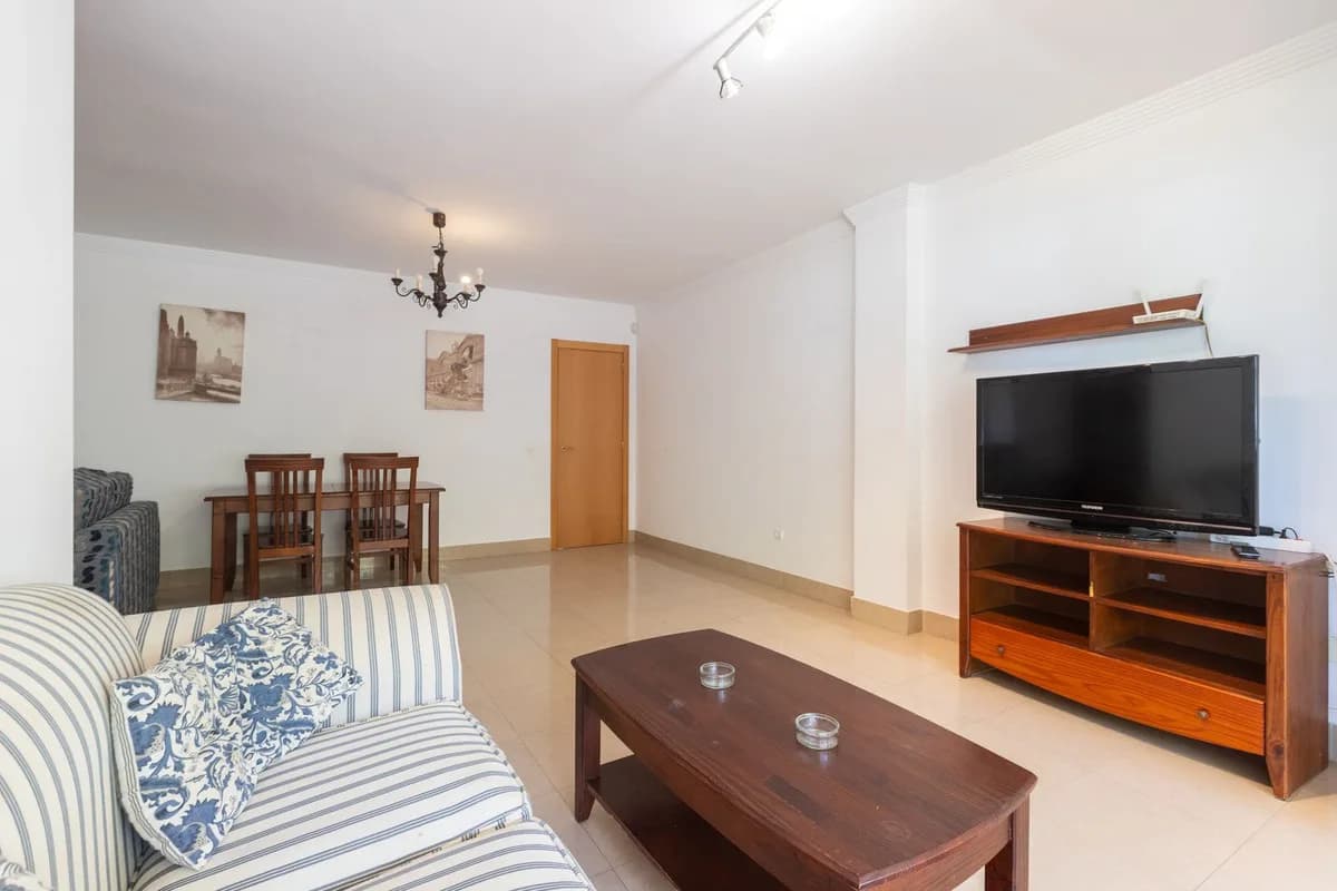 3 Bedroom Middle Floor Apartment for Sale in Elviria, Málaga - Image 5