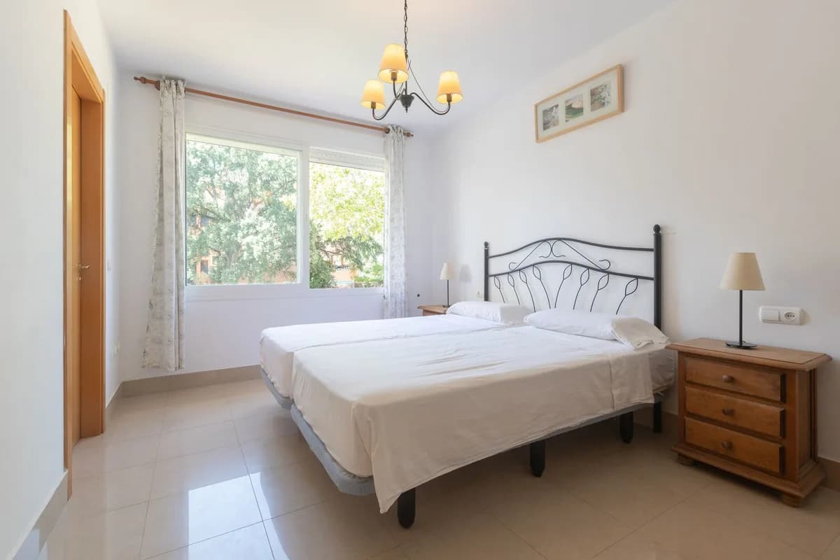 3 Bedroom Middle Floor Apartment for Sale in Elviria, Málaga - Image 9