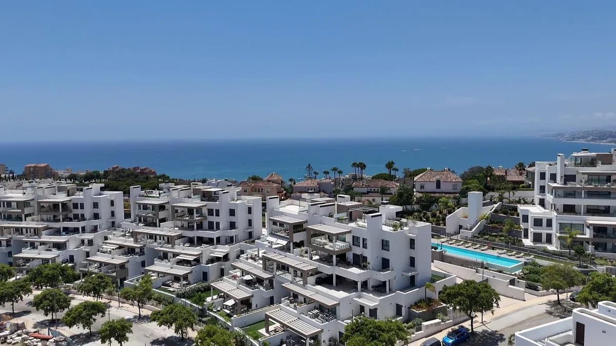 2 Bedroom Middle Floor Apartment for Sale in Estepona, Málaga