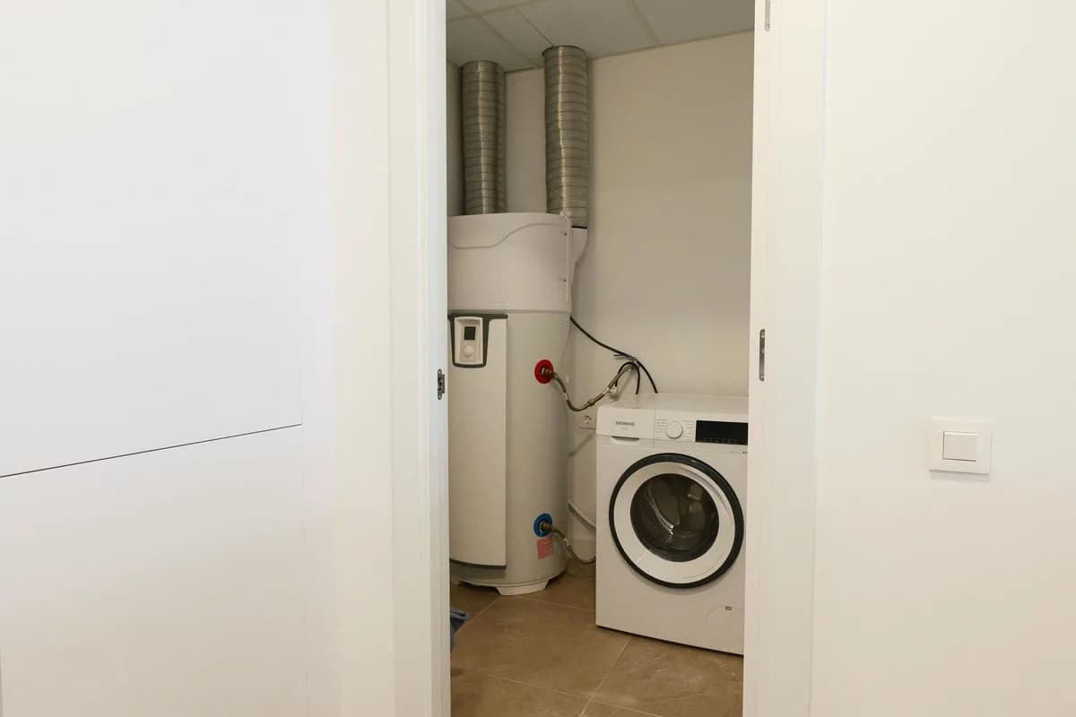 2 Bedroom Middle Floor Apartment for Sale in Estepona, Málaga - Image 9