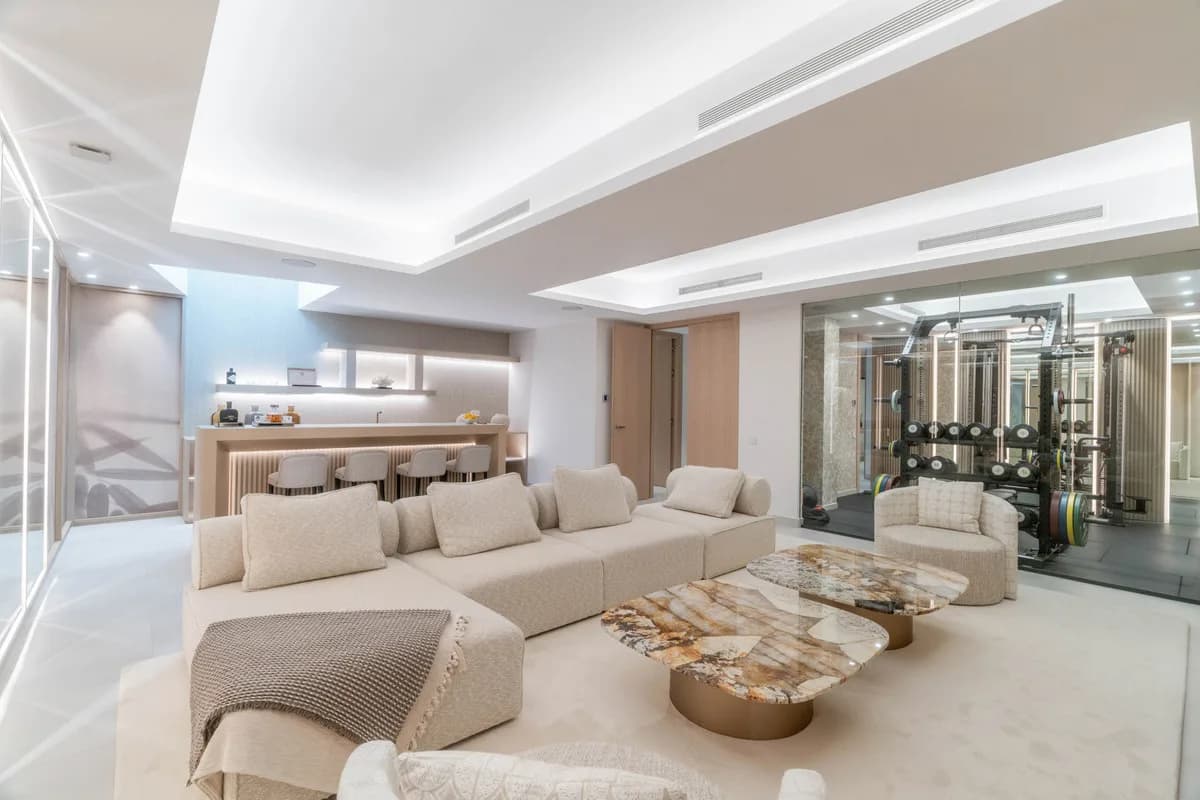 4 Bedroom Detached Villa for Sale in Nueva Andalucía, Málaga - Image 5
