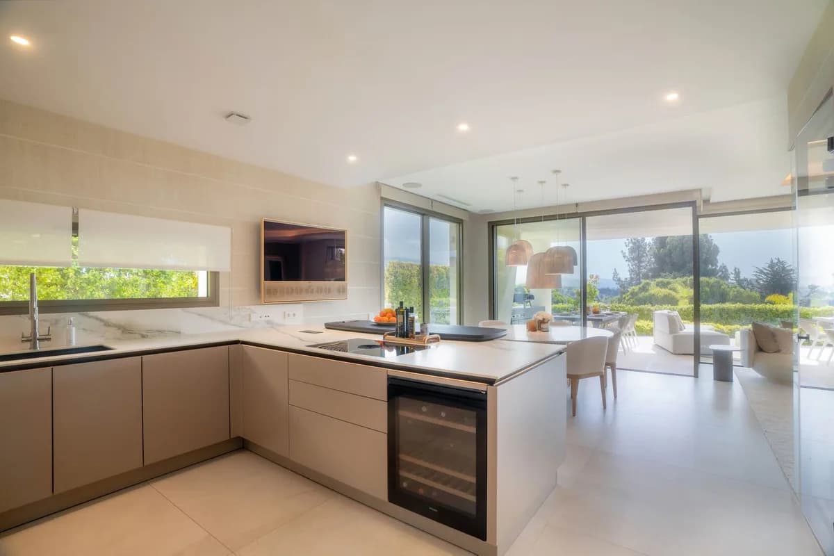 3 Bedroom Detached Villa for Sale in Nueva Andalucía, Málaga - Image 7