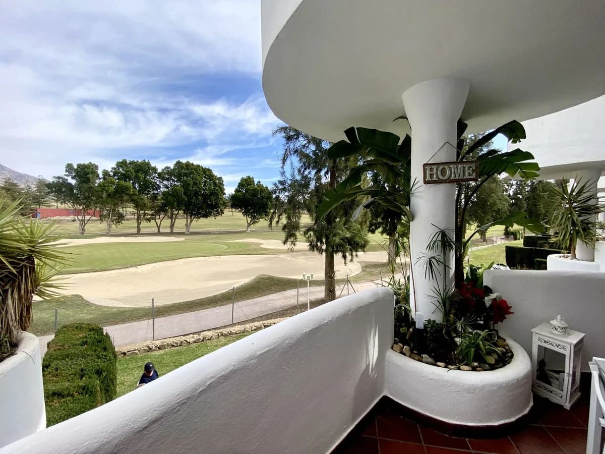 2 Bedroom Middle Floor Apartment for Sale in Mijas Golf, Málaga - Image 2