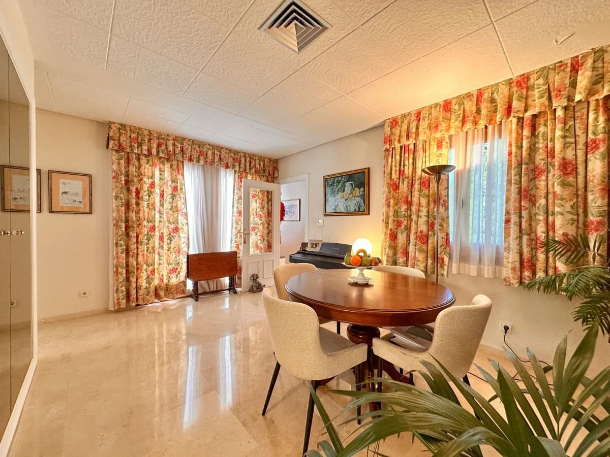 1 Bedroom Middle Floor Apartment for Sale in Nueva Andalucía, Málaga - Image 4