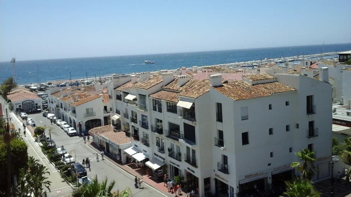 3 Bedroom Middle Floor Apartment for Sale in Puerto Banús, Málaga - Image 5