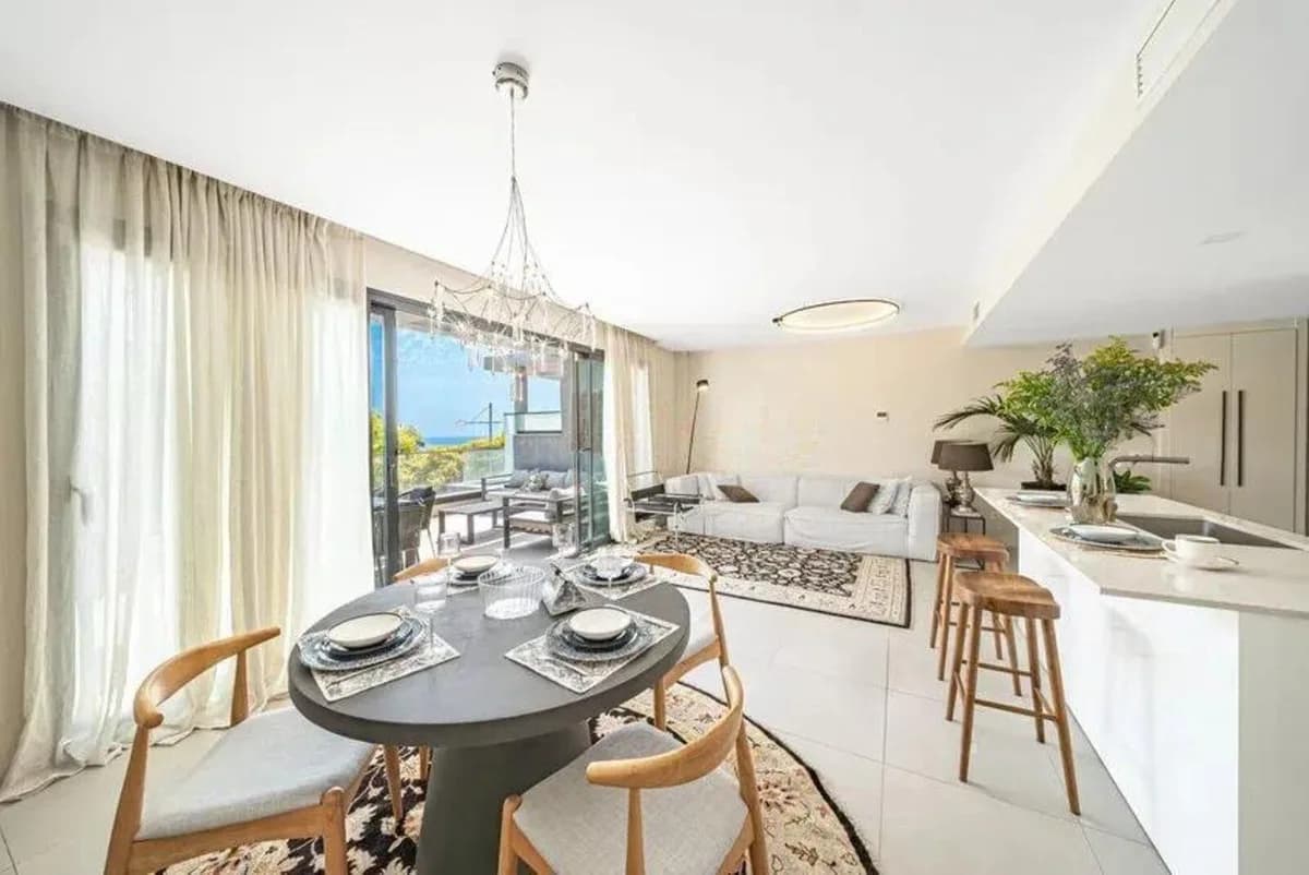 3 Bedroom Middle Floor Apartment for Sale in Estepona, Málaga