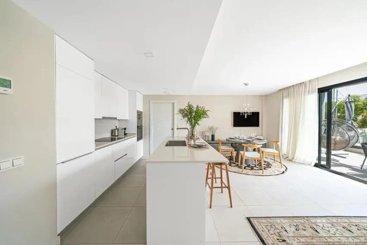 3 Bedroom Middle Floor Apartment for Sale in Estepona, Málaga - Image 3