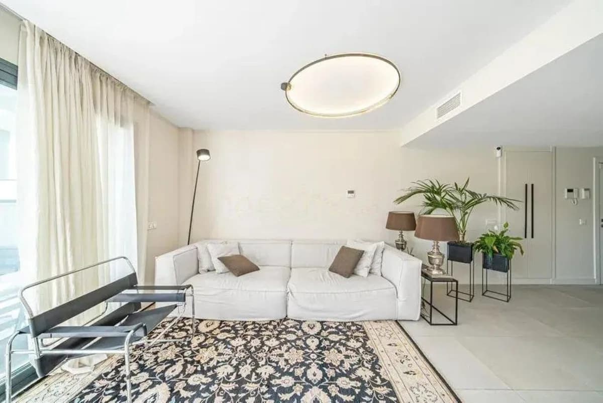 3 Bedroom Middle Floor Apartment for Sale in Estepona, Málaga - Image 5