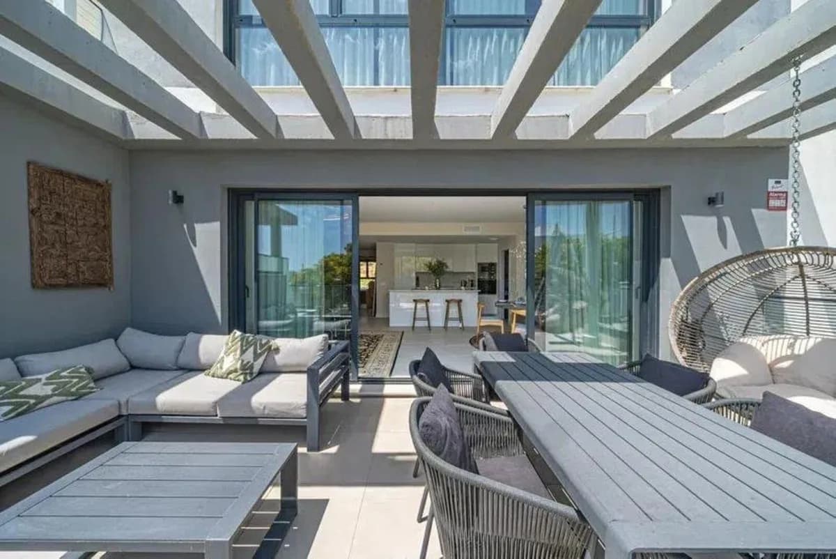 3 Bedroom Middle Floor Apartment for Sale in Estepona, Málaga - Image 6