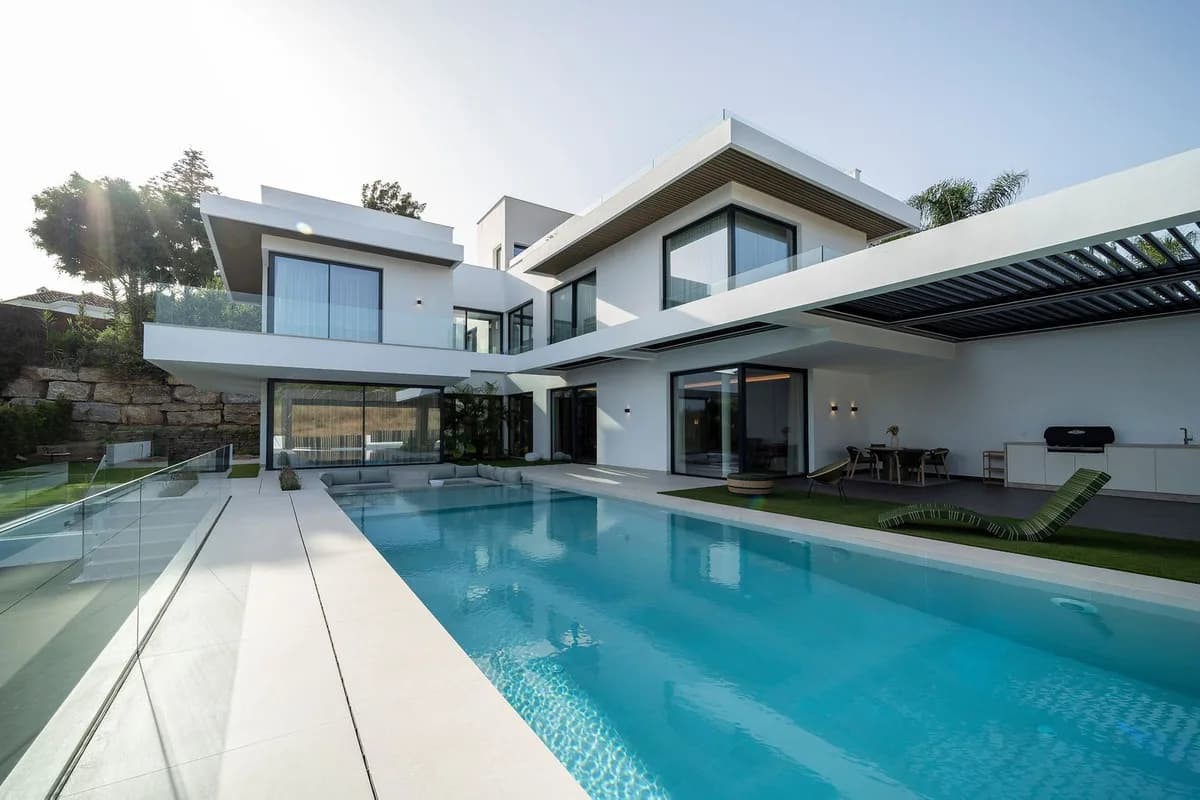 6 Bedroom Detached Villa for Sale in El Paraiso, Málaga