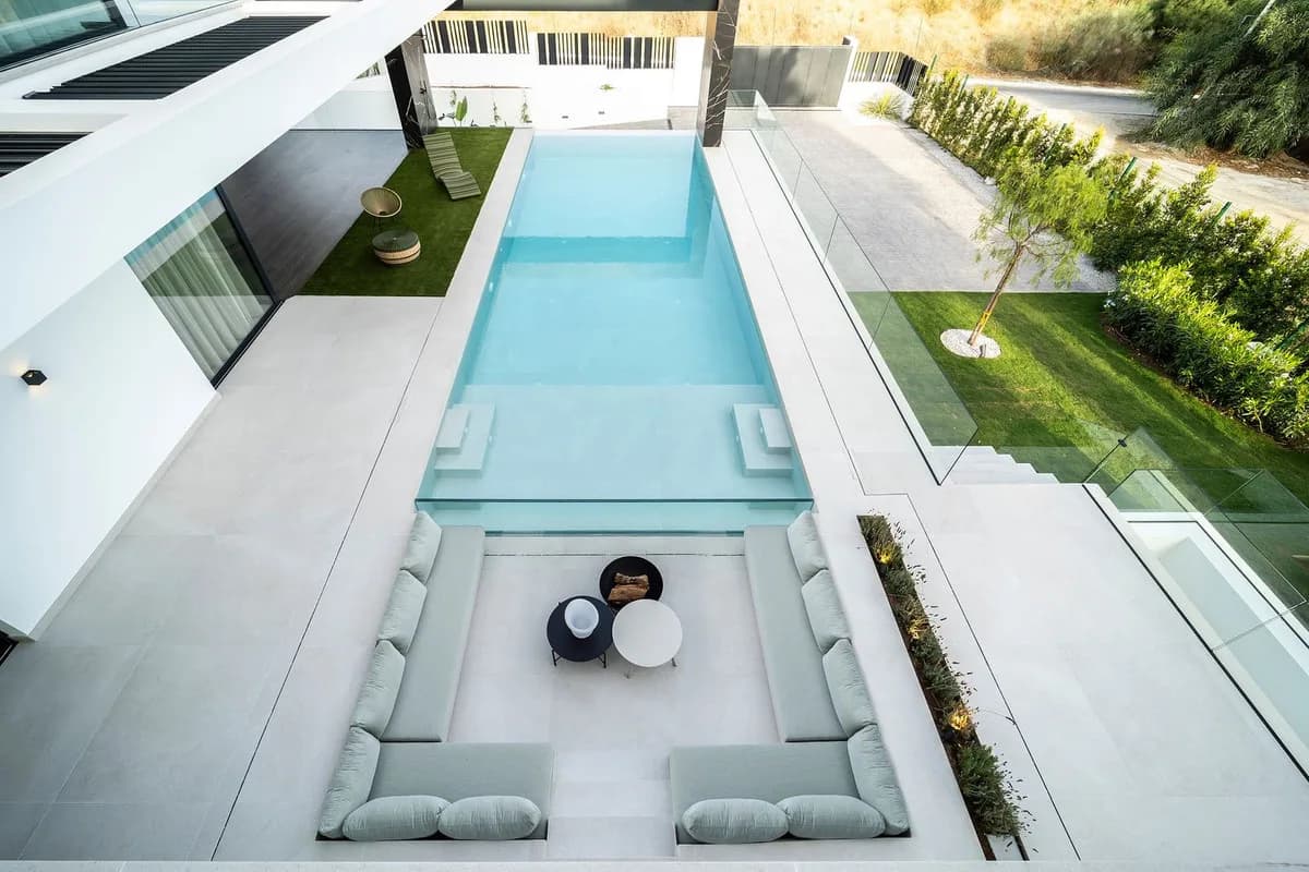 6 Bedroom Detached Villa for Sale in El Paraiso, Málaga - Image 4
