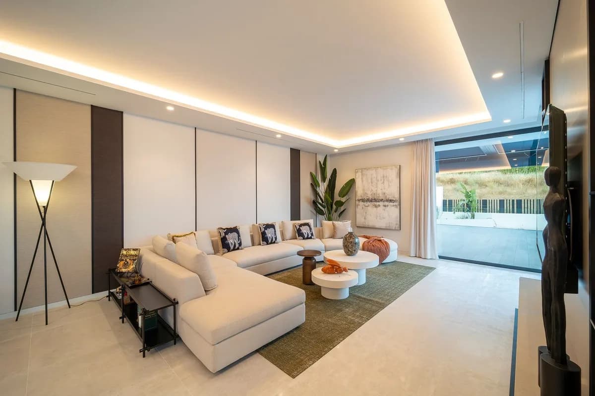 6 Bedroom Detached Villa for Sale in El Paraiso, Málaga - Image 5