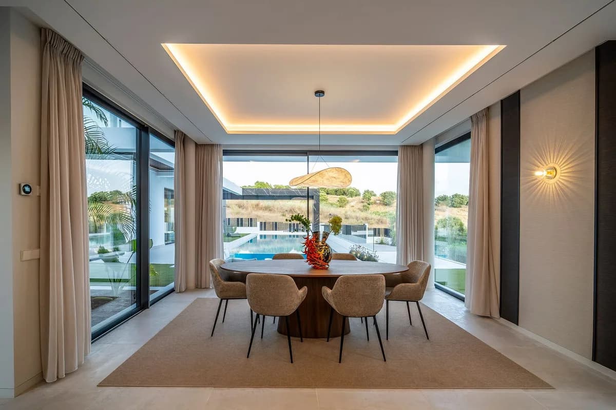 6 Bedroom Detached Villa for Sale in El Paraiso, Málaga - Image 8