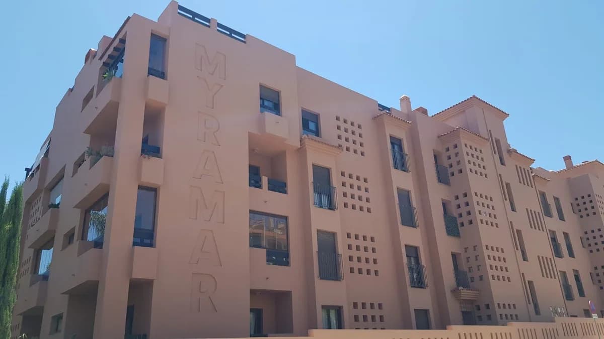 4 Bedroom Top Floor Apartment for Sale in Benalmadena, Málaga - Image 2