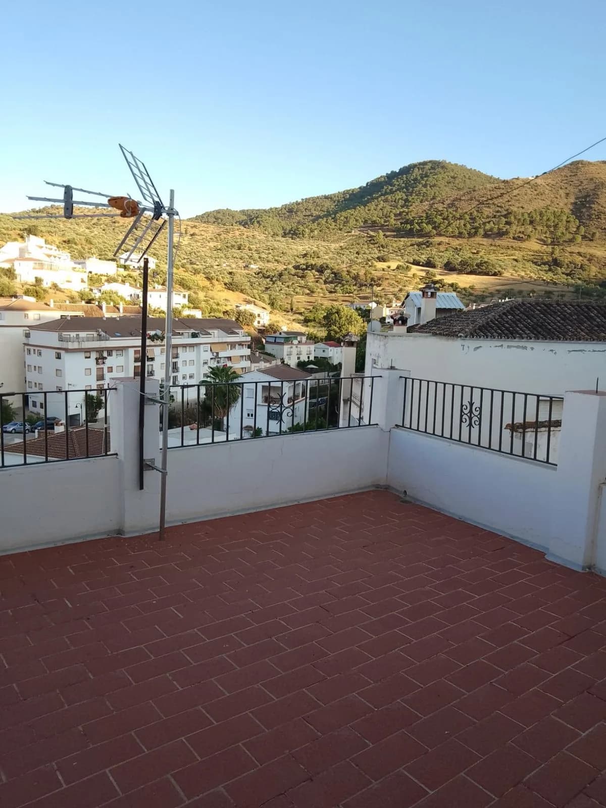 5 Bedroom Townhouse for Sale in Tolox, Málaga - Image 3
