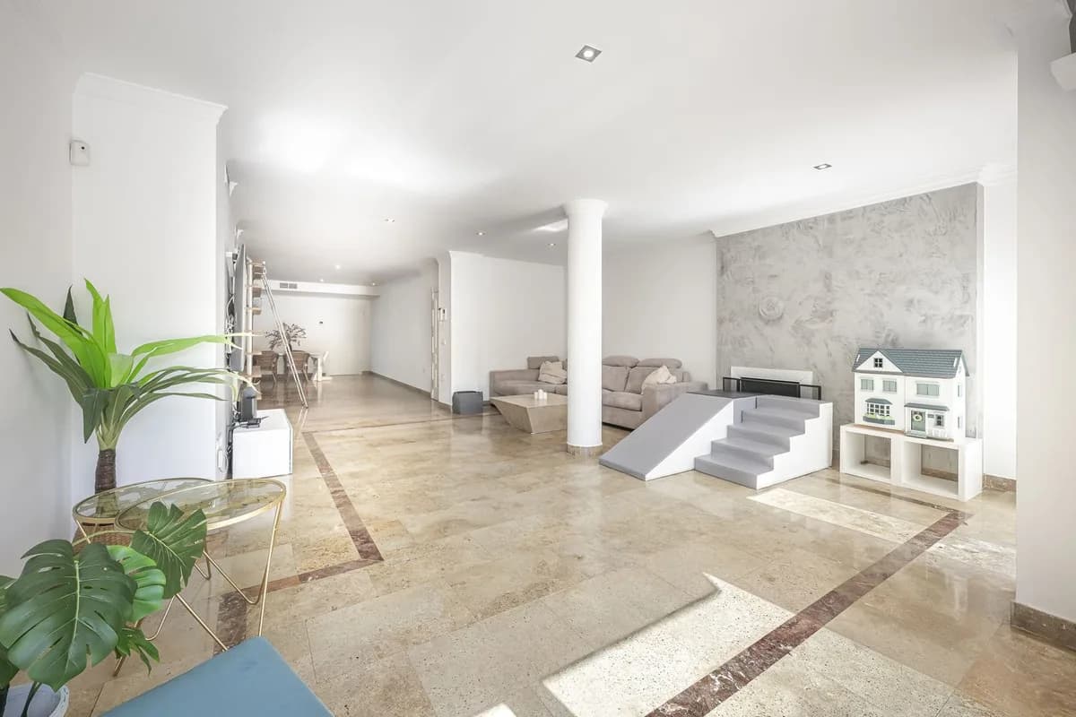 3 Bedroom Ground Floor Apartment for Sale in The Golden Mile, Málaga - Image 9