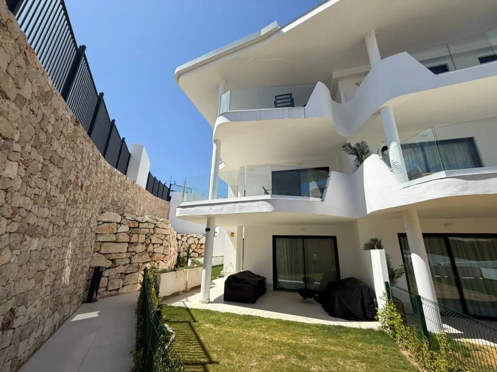 3 Bedroom Middle Floor Apartment for Sale in Fuengirola, Málaga - Image 4