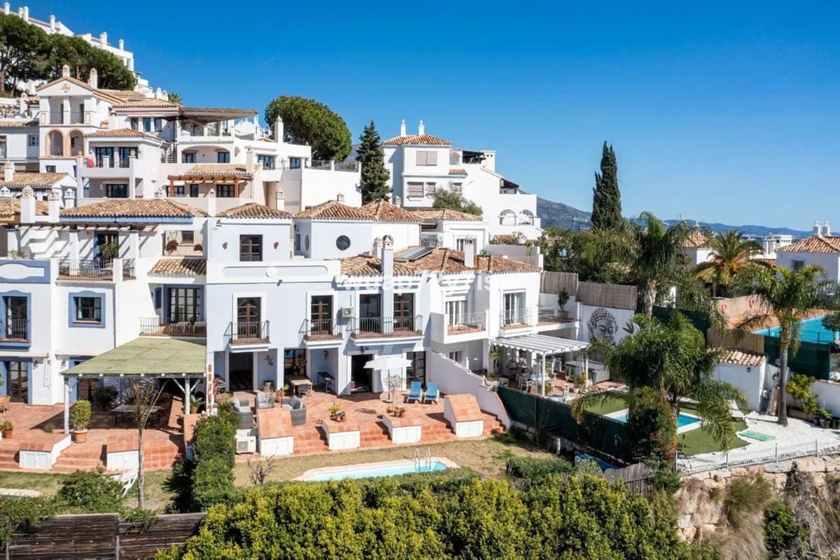 3 Bedroom Semi-Detached House for Sale in Benahavís, Málaga