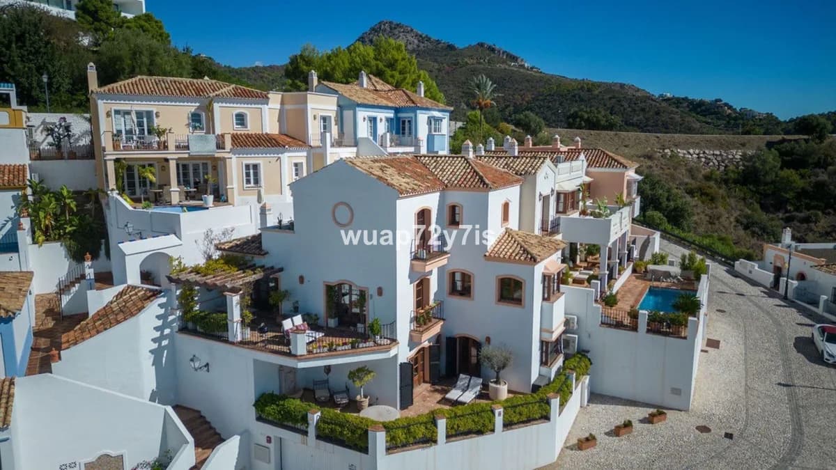 3 Bedroom Semi-Detached House for Sale in Benahavís, Málaga - Image 2