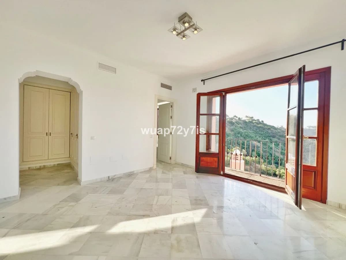 3 Bedroom Semi-Detached House for Sale in Benahavís, Málaga - Image 6