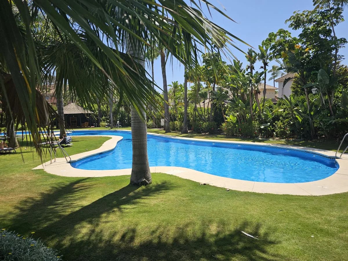 3 Bedroom Middle Floor Apartment for Sale in Puerto Banús, Málaga - Image 2