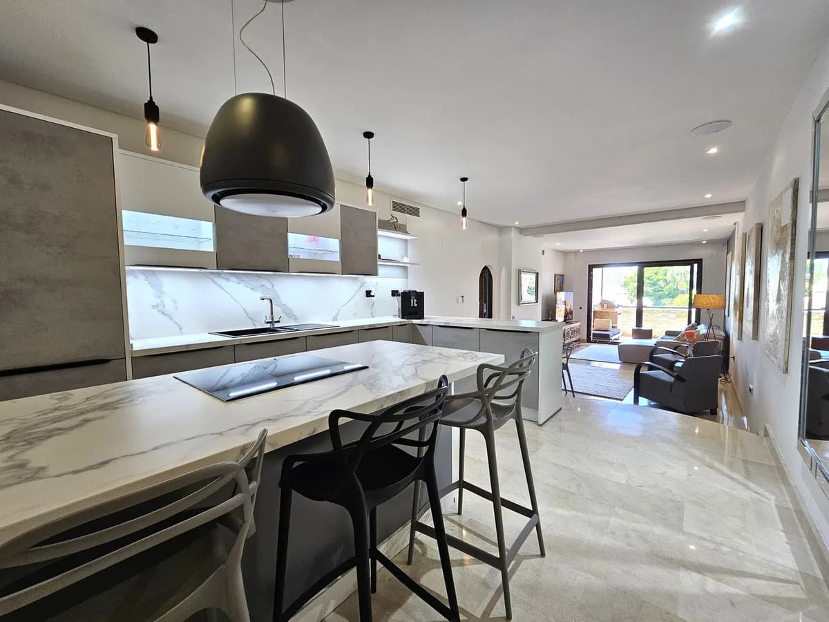 3 Bedroom Middle Floor Apartment for Sale in Puerto Banús, Málaga - Image 4