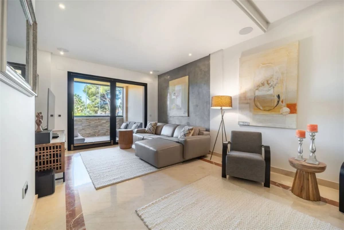 3 Bedroom Middle Floor Apartment for Sale in Puerto Banús, Málaga - Image 5