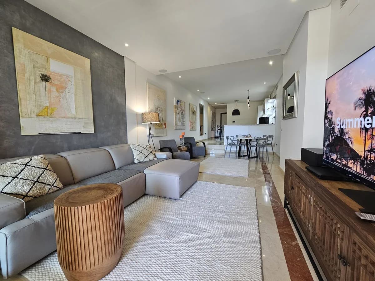 3 Bedroom Middle Floor Apartment for Sale in Puerto Banús, Málaga - Image 6