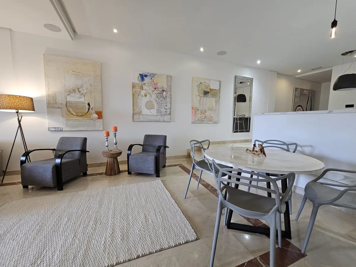 3 Bedroom Middle Floor Apartment for Sale in Puerto Banús, Málaga - Image 7