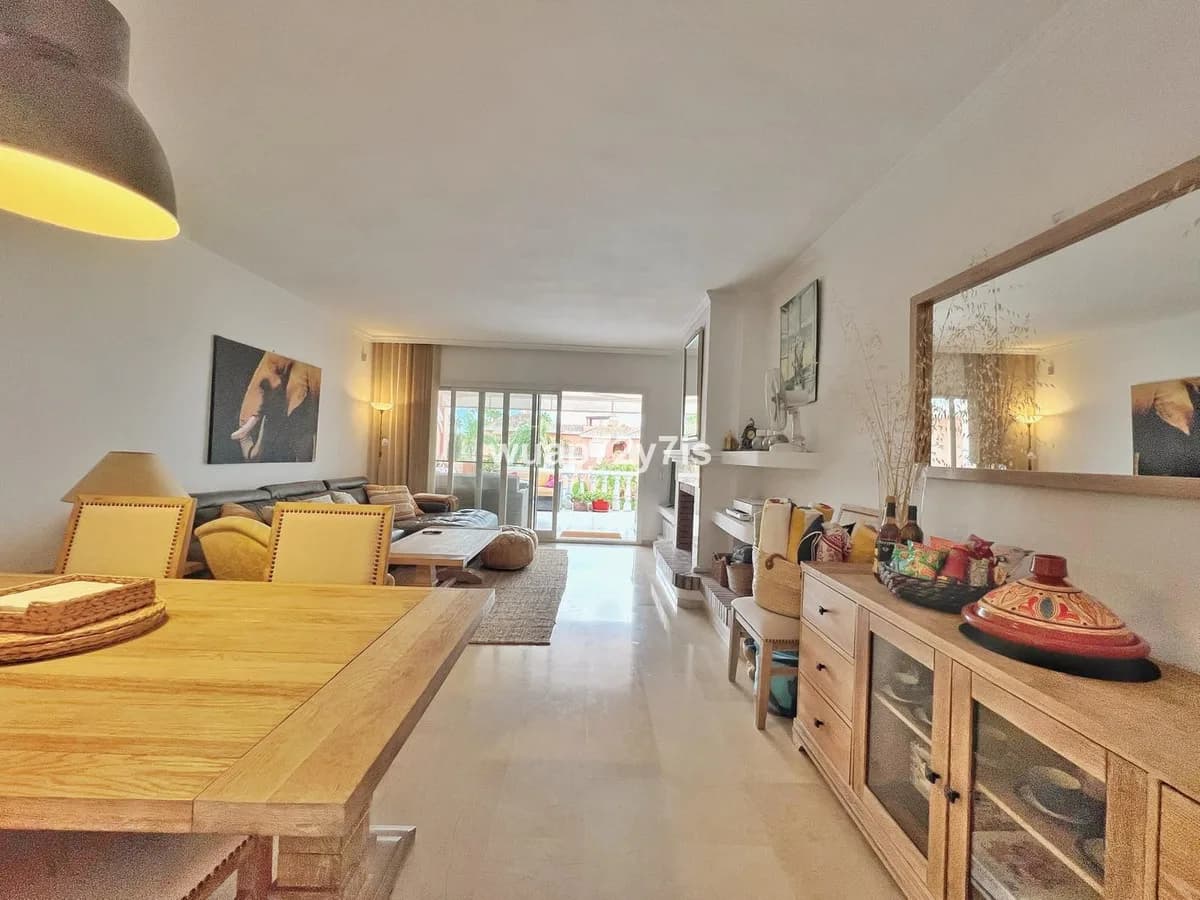 2 Bedroom Middle Floor Apartment for Sale in Costalita, Málaga - Image 5