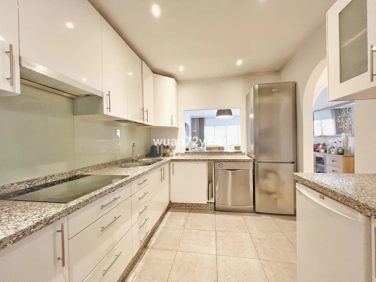 2 Bedroom Middle Floor Apartment for Sale in Costalita, Málaga - Image 9