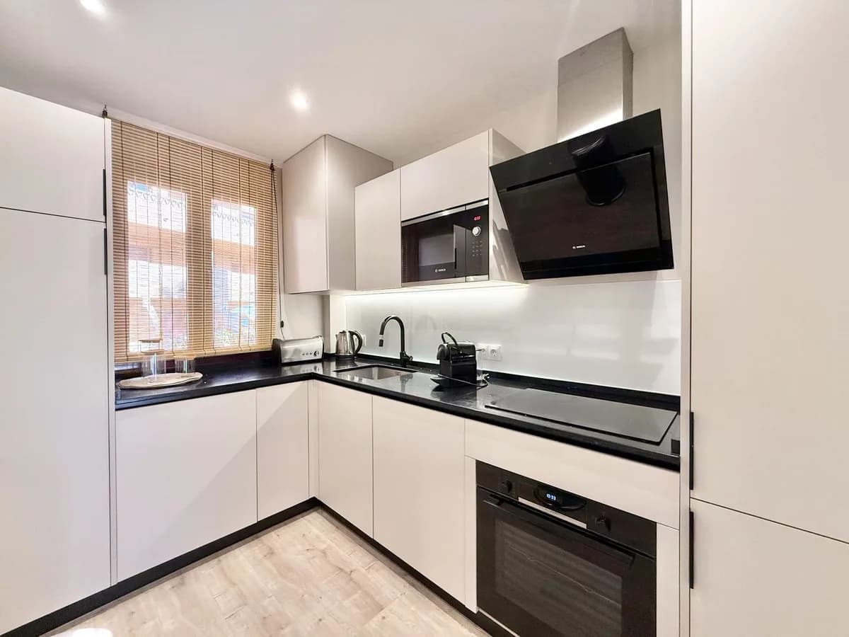 2 Bedroom Middle Floor Apartment for Sale in Benahavís, Málaga - Image 3