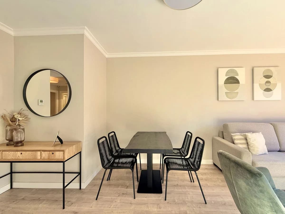 2 Bedroom Middle Floor Apartment for Sale in Benahavís, Málaga - Image 4